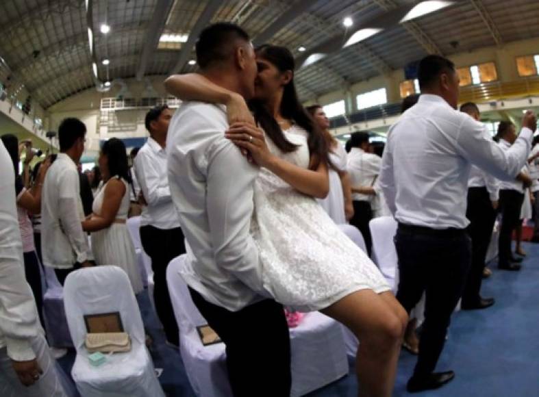 En Filipinas, miles de parejas celebraron sus bodas de forma simultánea a lo largo de todo el país, que fueron oficiadas por políticos de las próximas elecciones que se celebrarán en mayo de 2018.
