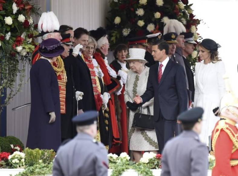 La reina Isabel II presenta al presidente mexicano, Enrique Peña Nieto, a los miembros del Gobierno británico durante una ceremonia oficial en el Pabellón real del Horse Guards Parade de Westmisnter.