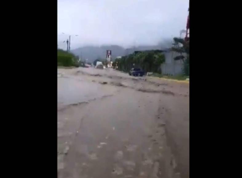 En San Pedro Sula varias calles se encuentras inundadas.