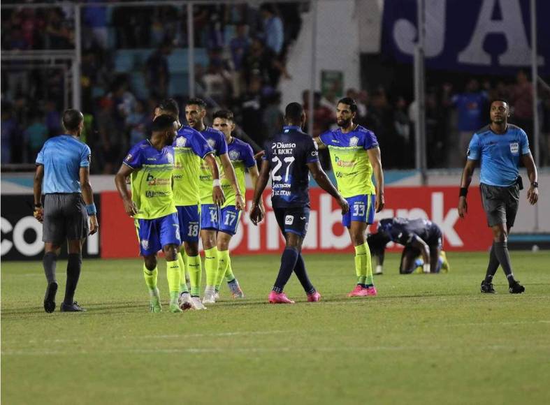 Jugadores de Olancho FC reclamaron al árbitro central Randy Encarnación al final del partido.