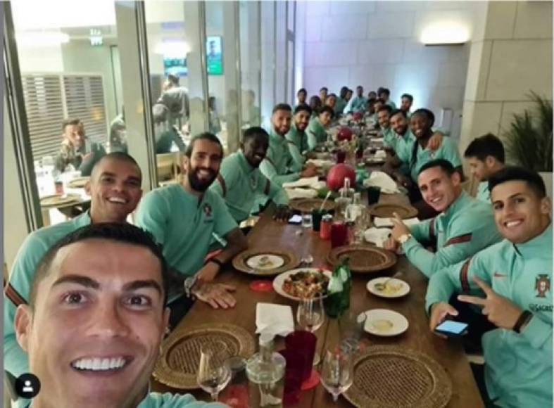 Antes de dar positivo por coronavirus, Cristiano Ronaldo estuvo junto a todos sus compañeros de la selección en una comida.