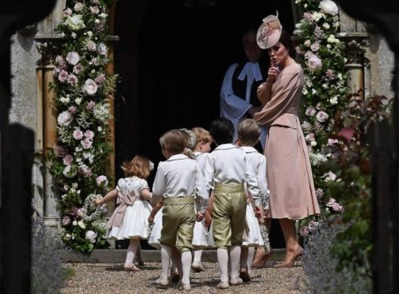 La princesa Catalina de Cambridge fungió como dama de honor y estuvo al pendiente de los niños que se portaran a la altura en la boda de su hermana Pippa.