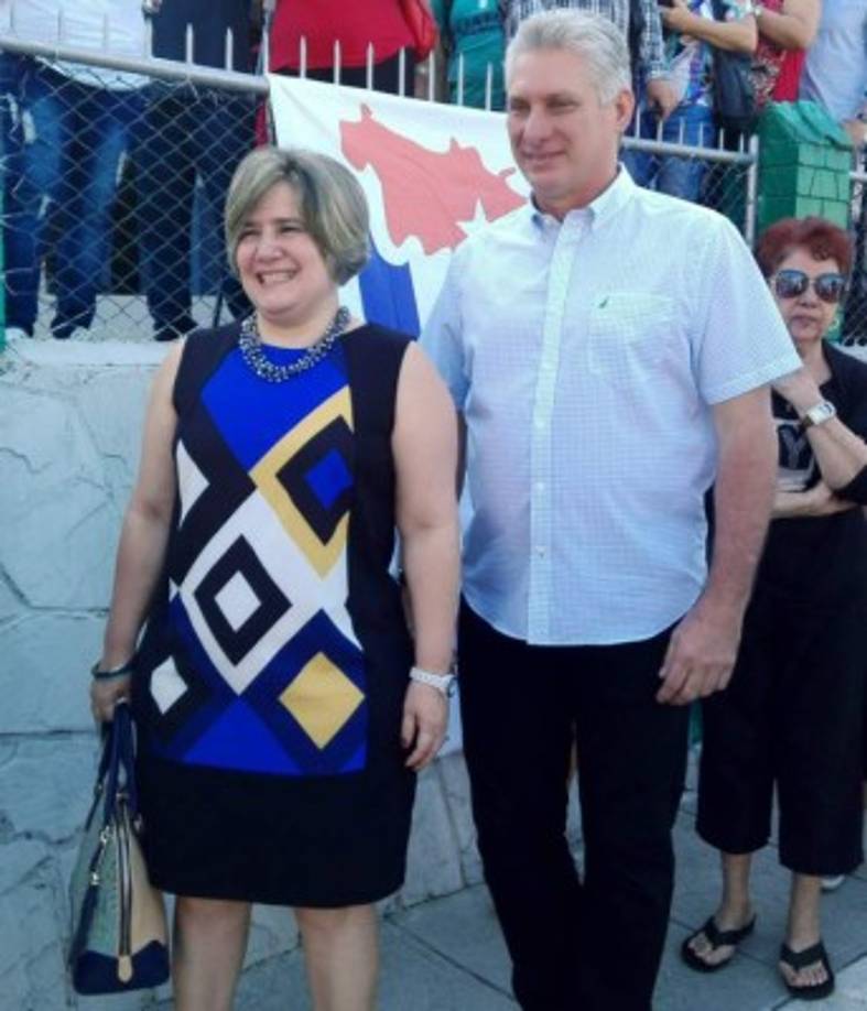 A esta mujer se le ha visto muy poco en el ojo de los medios comunicación, sin embargo, de vez en cuando, ha sido captada por la prensa acompañando a su esposo en visitas oficiales del Gobierno a otros países.