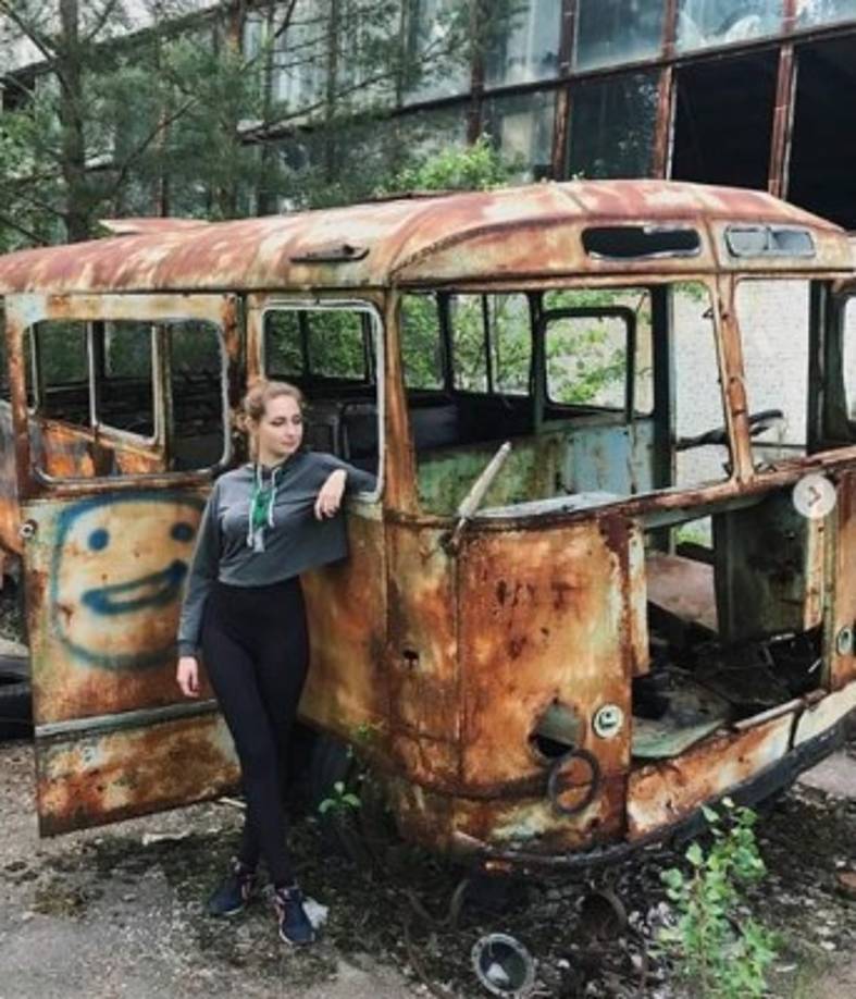 La espectacular atmósfera postapocalíptica, que dejó 2,600 kilómetros contaminados alrededor de Chernobyl y que obligó a asolar (no quedaron ni árboles, ni rocas, ni animales, ni personas) cien kilómetros cuadrados, ha atraído a cientos de influencers a la ciudad fantasma en el norte de Ucrania.