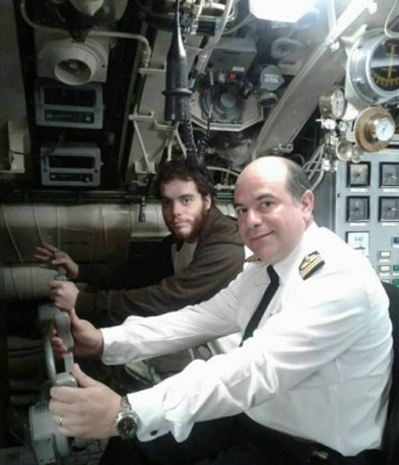 El capitán de fragata Pedro Martín Fernández, 45 años, es el comandante del submarino. Nacido en Tucumán, en el norte de Argentina, está casado y es padre de tres hijos adolescentes.<br/><br/>El 2 de marzo de 2015 se mudó a la ciudad costera de Mar del Plata, 400 km al sur de la capital, apostadero del 'San Juan' y donde vive casi toda la tripulación.<br/><br/>El lunes 6 de noviembre, antes de zarpar de regreso a Mar del Plata desde Ushuaia, 3.200 km al sur de Buenos Aires, dirigió un viaje sumergido del San Juan en el que participaron autoridades de gobierno y judiciales de la provincia de Tierra del Fuego.<br/><br/>No es el único tucumano de la tripulación, también lo es el cabo principal Luis Esteban García, 31.