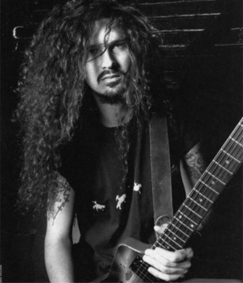 Darrell Lance Abbott (1966-2004) fue un guitarrista estadounidense e integrante de la banda de groove metal: Pantera. Abbott fue ultimado de varios disparos cuando se encontraba en un concierto con su nueva banda Dagameplan en Columbus, Ohio. Durante el tiroteo fallecieron tres personas más ( un guardia, un técnico de la banda y un empleado del lugar). Un agente de policía acudió de inmediato al lugar y mató a Nathan Gale, quien había asesinado al guitarrista y a los demás.