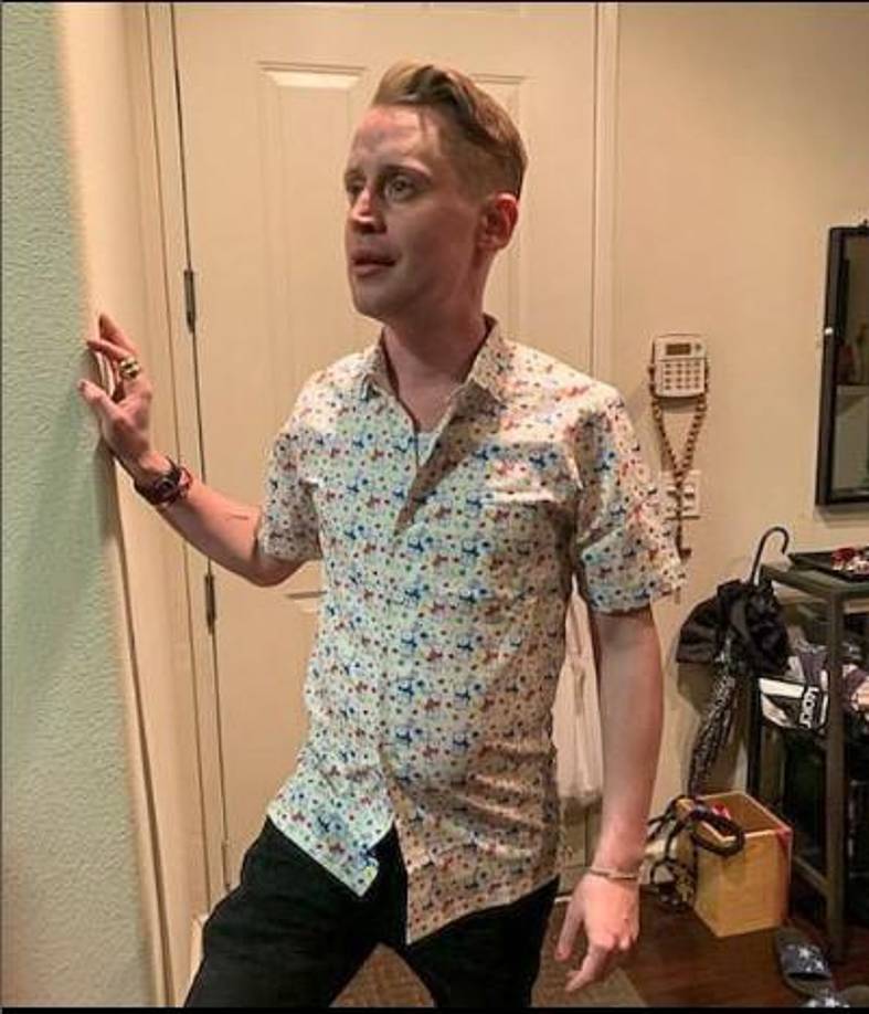Así luce Macaulay Culkin a sus 42 años. Nació el 26 de agosto de 1980. Actualmente se mantiene muy activos las redes sociales. De hecho, en agosto de 2020, en su 40 cumpleaños, Culkin tuiteó: “Hola chicos, ¿quieren sentirse viejos? Tengo 40. De nada”. El tuit se convirtió en el décimo con más me gusta de todos los tiempos. 