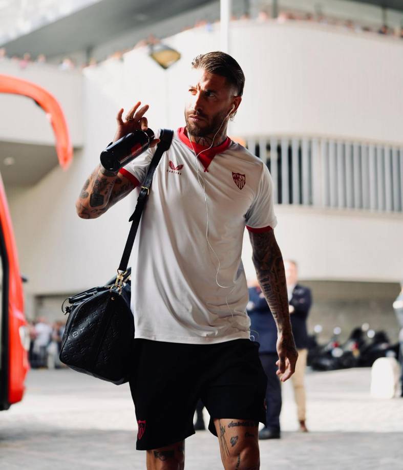 Con rostro serio llegó Sergio Ramos al estadio Ramón Sánchez Pizjuán.