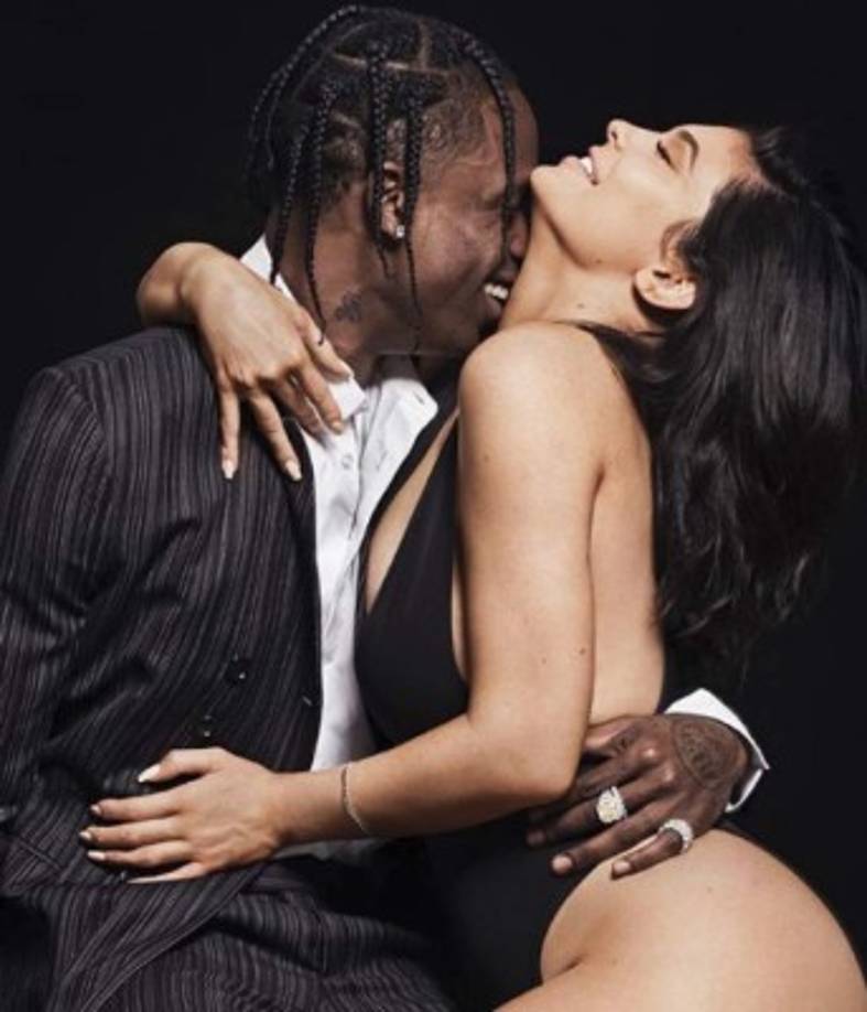 Kylie también acaparó titulares al posar por primera vez junto a su actual pareja, el rapero Travis Scott, y padre de su hija, Stormi.