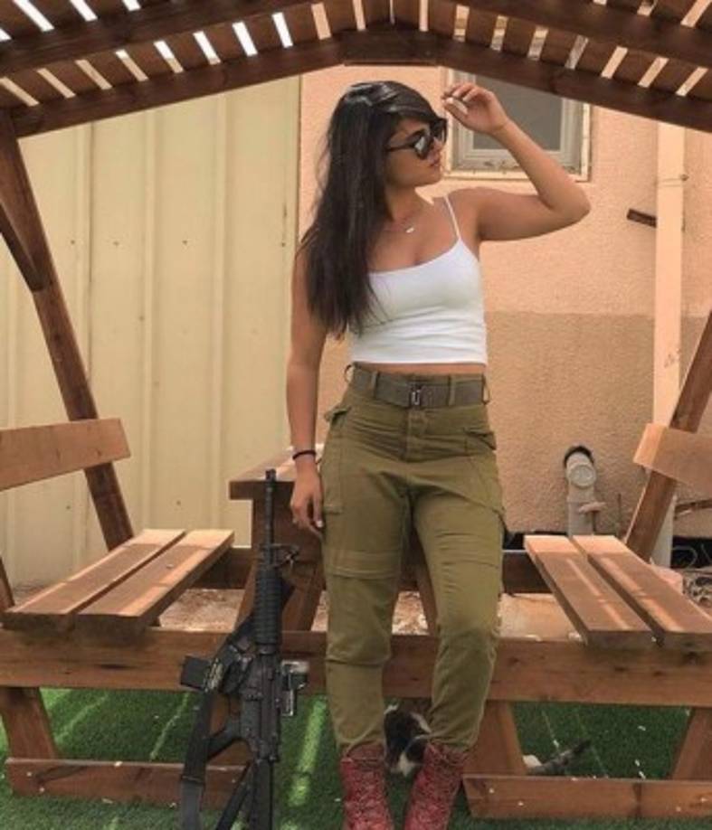 Las sensuales jóvenes militares son sometidas a un duro entrenamiento.