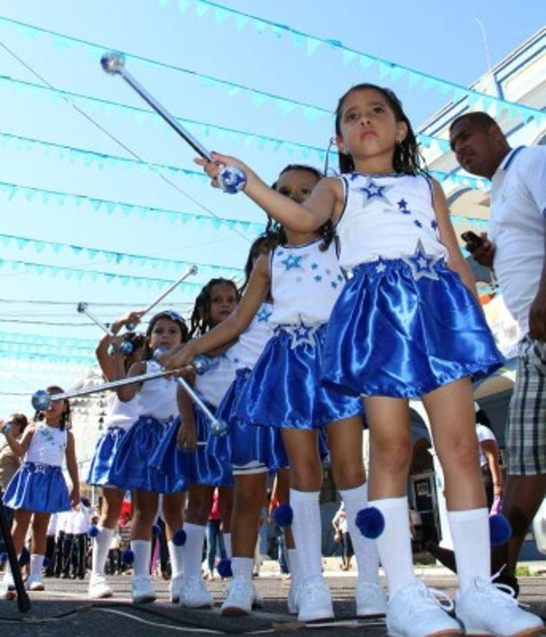 Los trajes que mostraban estas escolares de La Ceiba llevaban los colores de la bandera de Honduras.