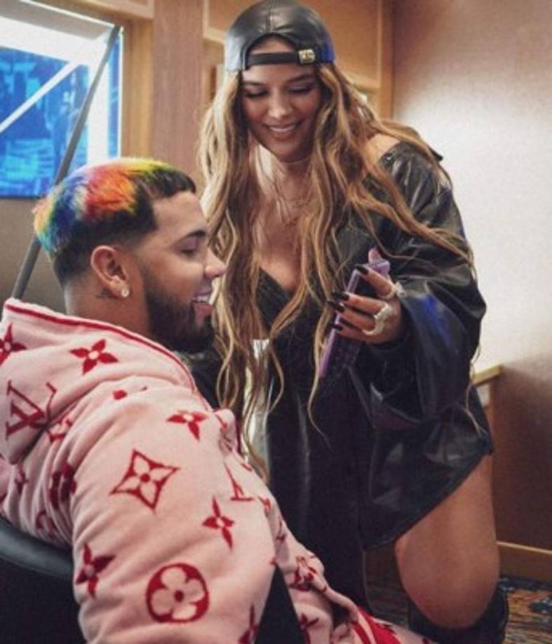 'El tatuaje que llevo en la espalda es mi cara y la de mi esposa. Creo que fue la primera foto que nos tomamos. Nadie sabía que estábamos juntos', dijo sobre el polémico diseño que le valió algunas críticas cuando lo desveló hace más de un año.<br/>