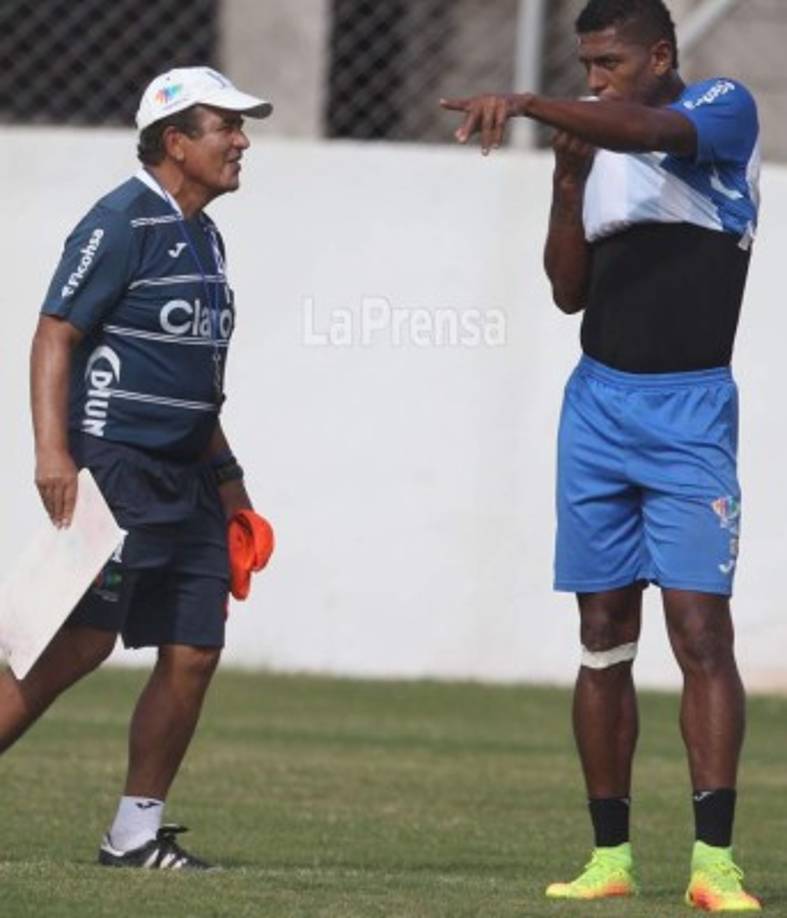 El delantero del Olimpia hasta se le ha visto sonriendo, bromeando con Jorge Luis Pinto. Han dejado a un lado las diferencias.