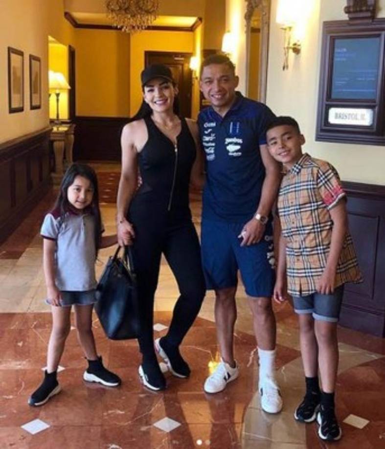 El lateral Emilio Izaguirre se unió a la selección de Honduras y llegó acompañado de su bella familia.