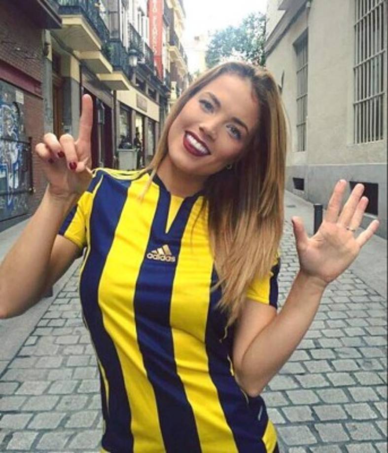La chica nacida en Estados Unidos se ha declarado aficionada al Fenerbahce de Turquía.