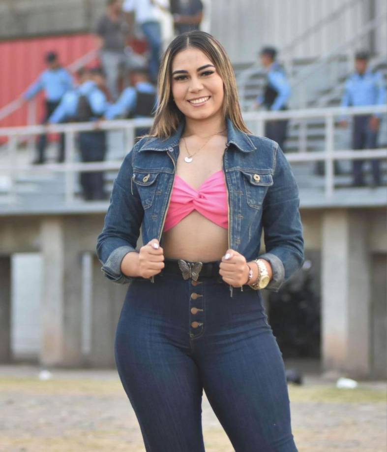 La joven periodista deportiva Cristel Osorio robó suspiros en el estadio Carlos Miranda de Comayagua durante el partido entre Motagua y UPN.
