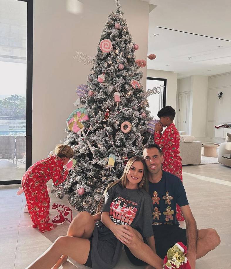 Sergio Busquets - El mediocampista del Inter Miami y su esposa Elena Galera pasaron la Navidad en familia.
