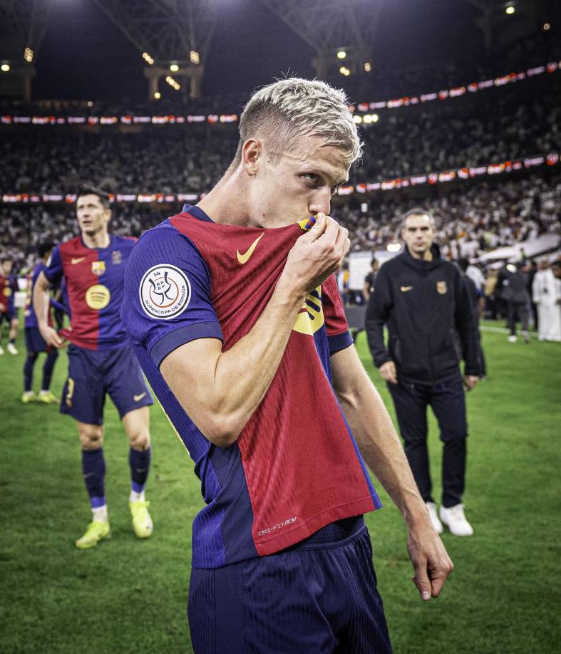 Dani Olmo besando el escudo del Barcelona tras la victoria contra el Real Madrid.