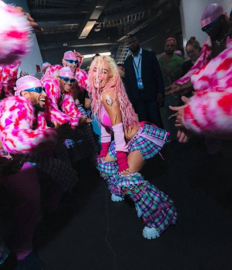 La cantante una vez más ha demostrado su capacidad para sorprender a sus seguidores, manteniéndose como la reina del reguetón más influyente. 