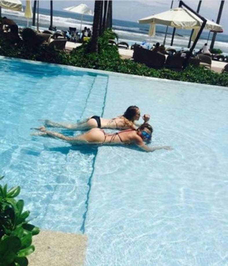 Arámbula posó en bikini junto a su amiga Michelle Vieth.