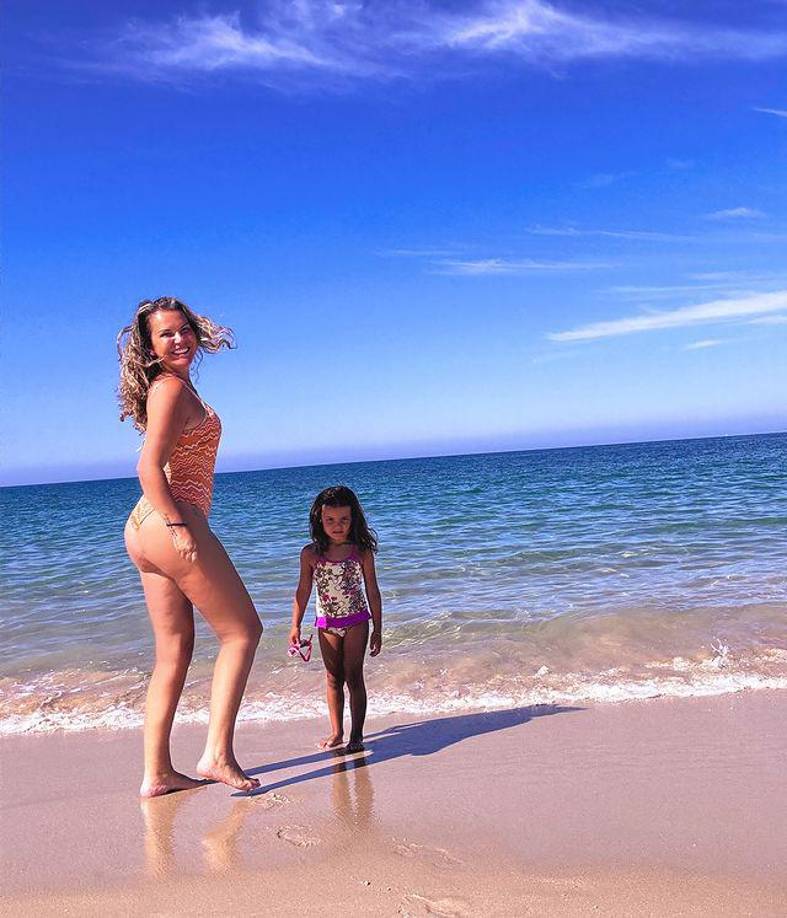 Katia Aveiro se encuentra disfrutando de las playas con su familia.