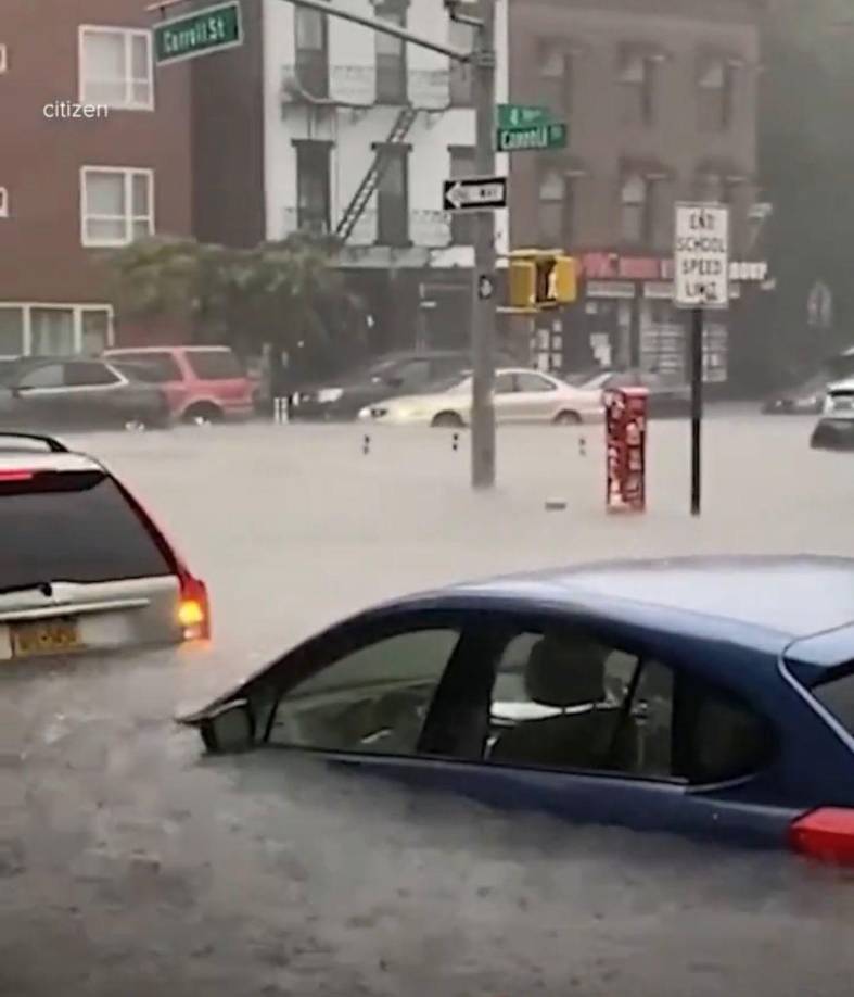 En algunas escuelas del sistema público, que es el más grande del país, los alumnos tuvieron que ser llevados a los pisos superiores por las inundaciones, indicó la prensa local.