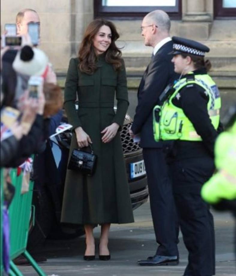 La duquesa de Cambridge combinó su atuendo con zapatos de tacón de Gianvito Rossi, un bolso de Aspinal y aretes del diseñador paquistaní Zeen.