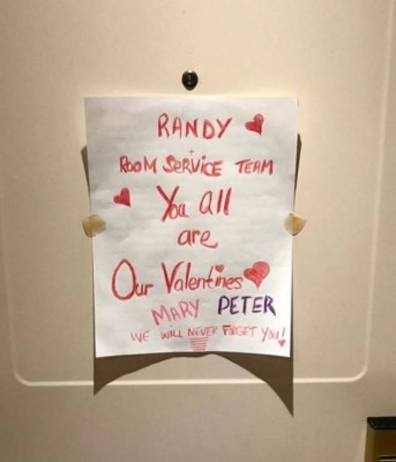 La mayoría de los pasajeros se unieron a escribir mensajes para celebrar la fecha a pesar de permanecer en cuarentena.