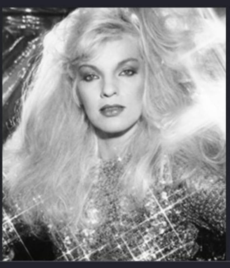 La vedette abrió los ojos y logró moverse un poco, lo que da esperanzas de que saldrá adelante, a más de una semana de estar hospitalizada por un nuevo infarto cerebral, aseguró a Notimex Alfredo Cordero.<br/><br/>