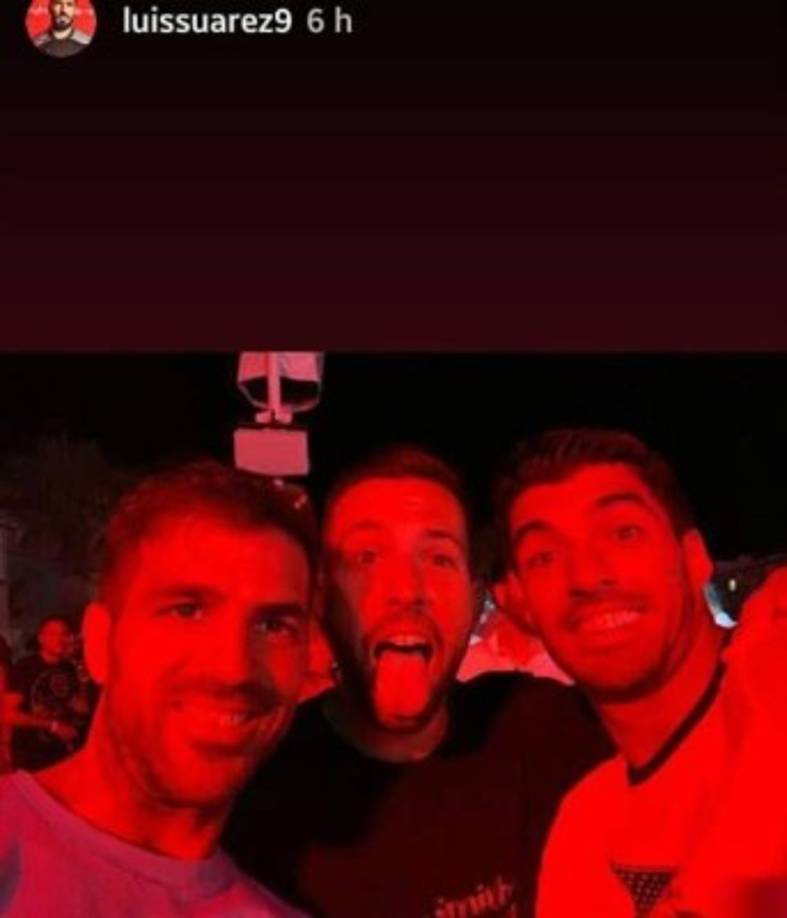 Los jugadores Fábregas, Jordi Alba y Luis Suárez también disfrutaron de Ibiza y del concierto de Ozuna.