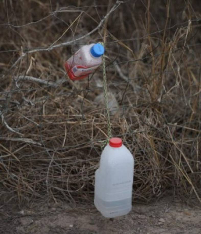 Una botella con agua puede hacer la diferencia entre la vida y la muerte en el peligroso viaje para tratar de cruzar la frontera.