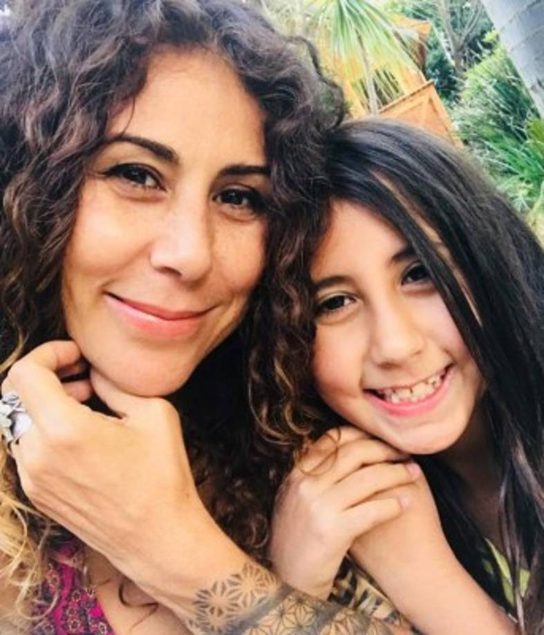 “Yo venía de todo un proceso de muchos años en los que estuve un poco encandilada con tanta información, tanto ego y vanidad... de cosas que finalmente no me llenaban del todo.'<br/><br/>'Si te dejas llevar por una nube, eso te sube a un punto en el que necesitas que te aterricen y te digan que lo importante en el mundo no es que la gente te diga que saliste bonita o que hiciste muy bien una conducción, sino para mí, personalmente, porque hay quienes nacen con talento por este trabajo y es precioso porque traen esa inclinación; en mi caso siempre fue circunstancial, seguí las oportunidades que se presentaron. Es perfecto que mis hijos llegaran y me aterrizaran”, dijo en una entrevista para el diario de costarricense La Nación.<br/>