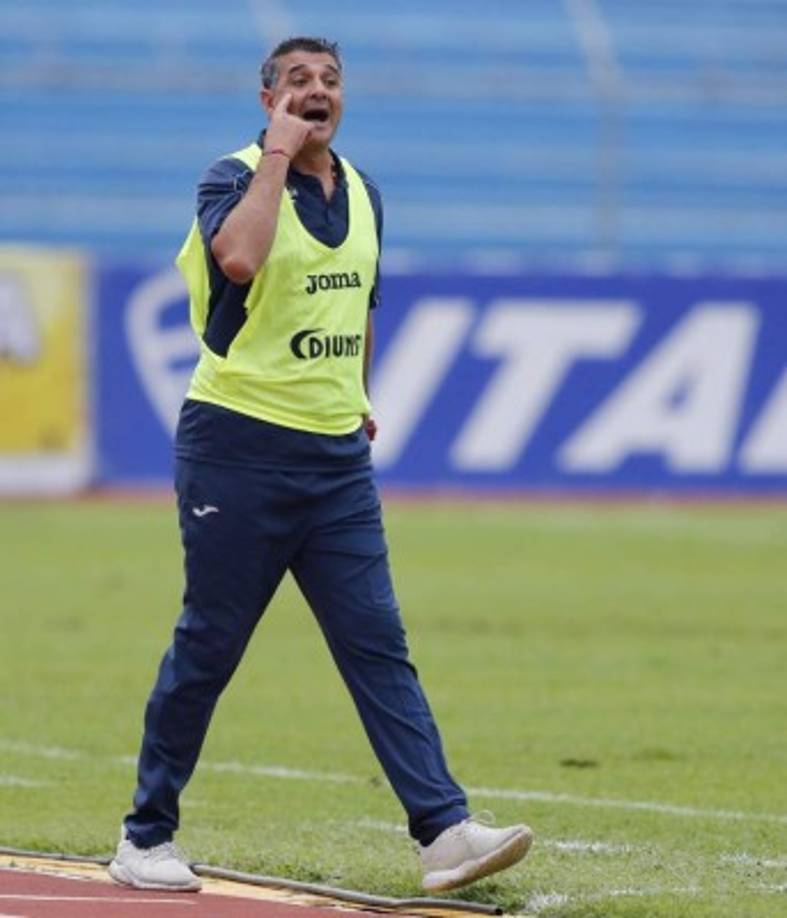 Diego Vázquez estuvo muy activo en la orilla del campo. Le pedía estar atento al cuarto árbitro del juego.
