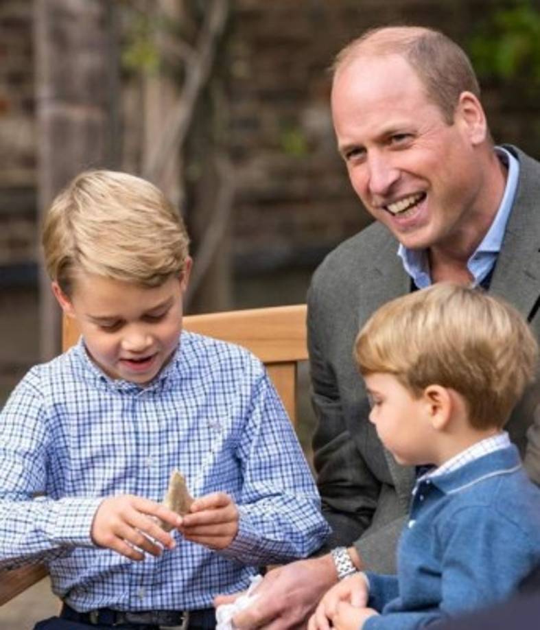 Las fotografías fueron tomadas a principios de esta semana en los jardines del Palacio de Kensington, después de que el Duque y Sir David asistieran a una proyección al aire libre del próximo largometraje del científico.