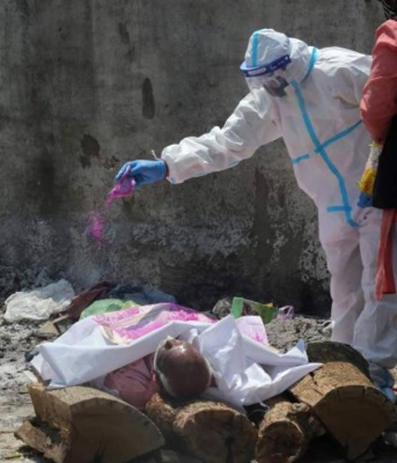 El cementerio de Jadid Qabristan Ahle, en la capital india, confinada desde el lunes por la noche durante una semana, recibió once difuntos en tres horas, constató la AFP sobre el terreno.