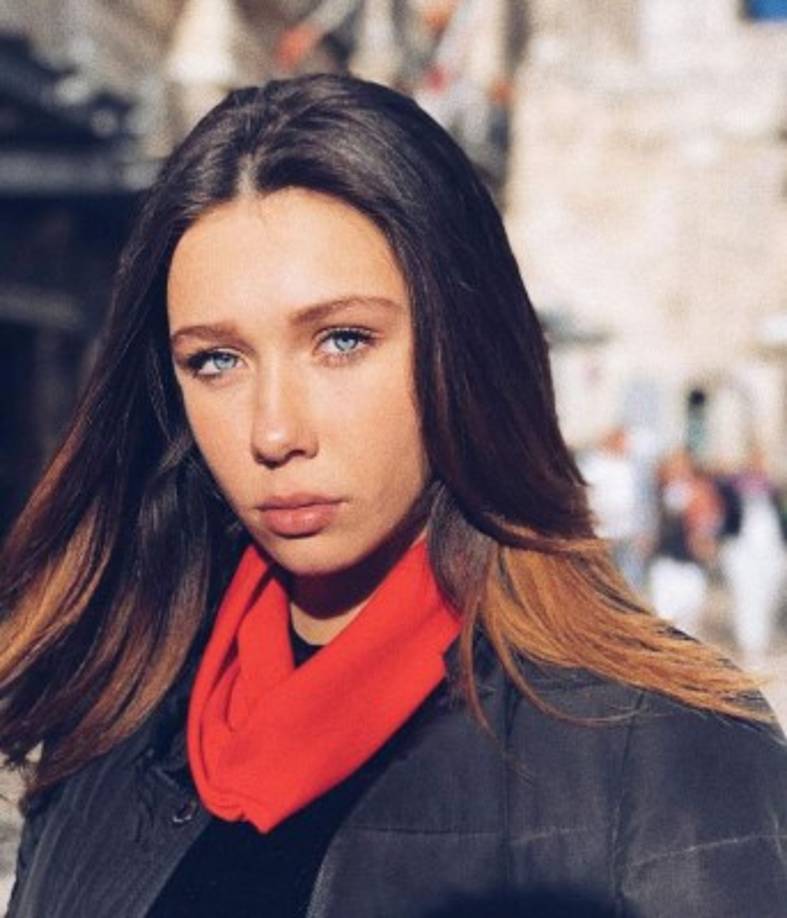 Roberta Damián interpretará a: Antonia<br/><br/>Hija del productor mexicano Pedro Damián, la joven actriz mexicana debutó en 2016 en el mundo de las telenovelas como parte del elenco de la comedia romántica de Televisa Despertar contigo, historia que curiosamente también produjo su padre. <br/><br/>Instagram: @robertadamiann<br/>