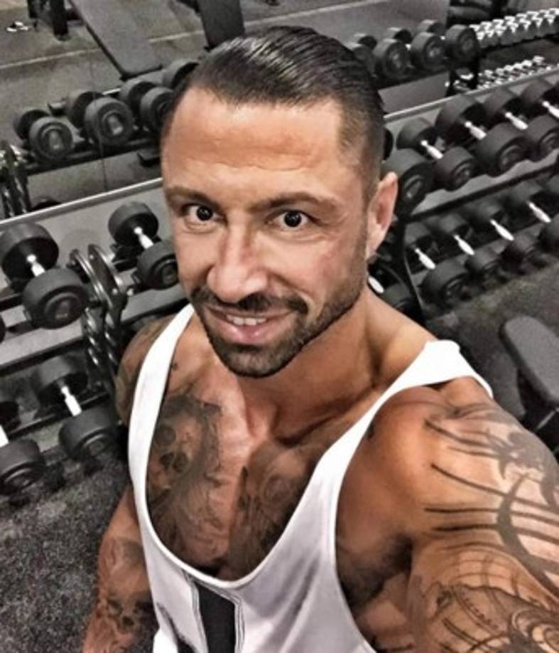 El ex futbolista de Sevilla, Atlético de Madrid y Milán, también vistió la camiseta de la selección española que durante su participación en los Juegos Olímpicos Sydeny 2000 se quedó con la medalla de plata.