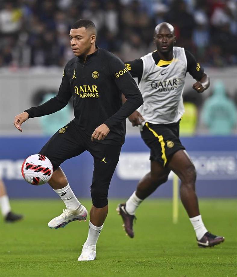 Mbappé será uno de los protagonistas del histórico duelo que podría ser el último entre Cristiano y Messi tras años de rivalidad en el fútbol. CR7 ha sido su modelo a seguir y en Arabia realizó un gesto que emocionó a los madridistas.