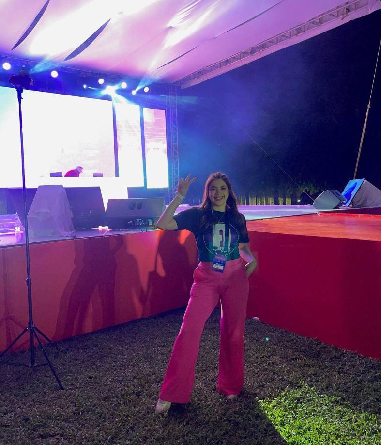 Astrid Erazo es una destacada locutora de Ambiental FM, cuenta con varios años de experiencia en medios de comunicación y también es imagen de diversas marcas. 