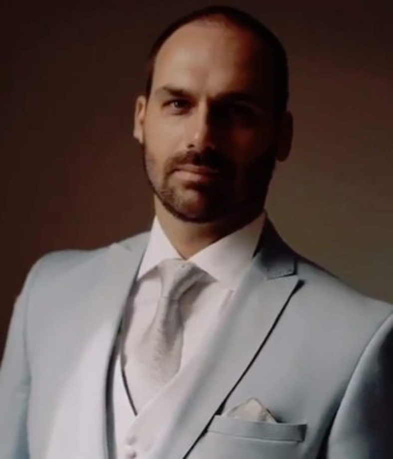 Eduardo, de 34 años, ingresó al recinto al son del himno de la banda inglesa Queens 'We Are the Champions'. El también ex policía es uno de los principales representantes de su padre en el plano internacional, gestionando sus giras a Estados Unidos y Argentina.