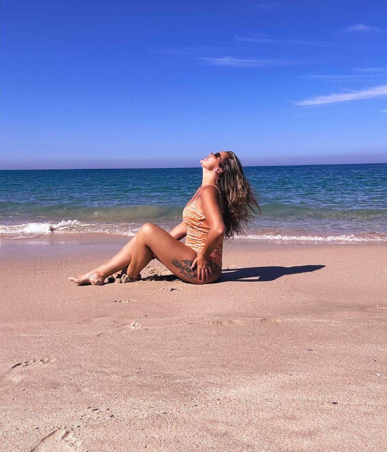 La playa es uno de sus lugares favoritos, tiene muchas imágenes frente al mar.