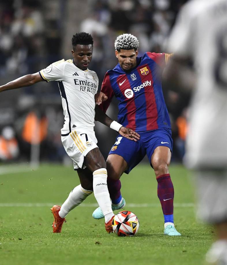 La patada de Ronald Araújo a Vinicius que le provocó la segunda amarilla y por ende la expulsión.