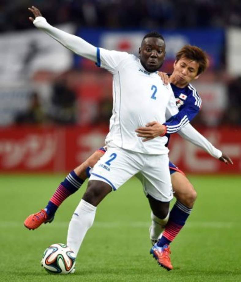 Wilmer Crisanto cubre el balón ante la marca de Takashi Inui.