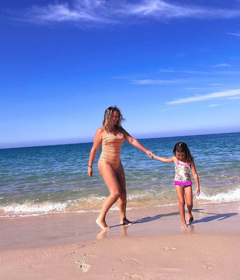 Katia Aveiro y su hija.