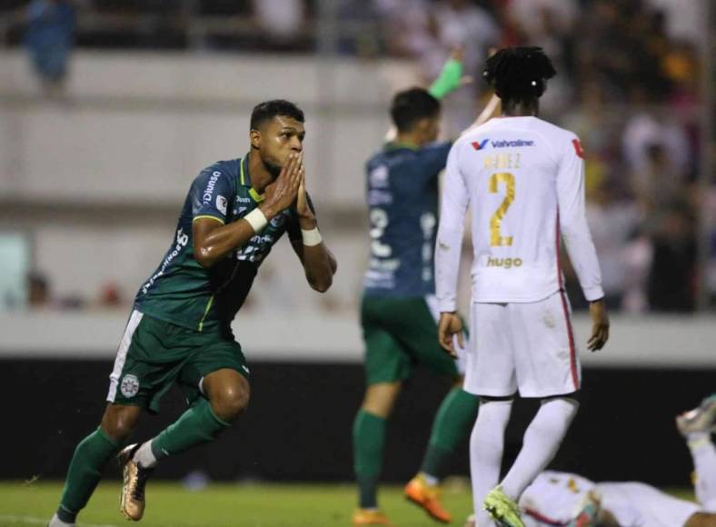 Kilmar Peña corre a festejar su gol para el empate del Marathón 1-1 contra el Olimpia.