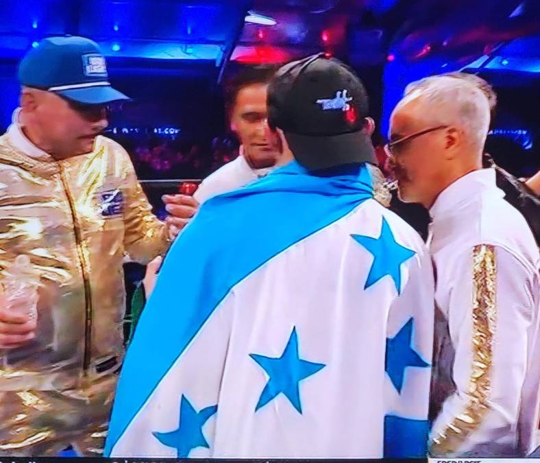 La prensa hondureña e internacional se pronunció sobre el triunfo de Teófimo López. Algunos cuestionaron el hecho que el boxeador es estadounidense pero otros recordaron que es hondureño por sus padres. Inclusive el pugilista portó con mucho orgullo la bandera de Honduras.