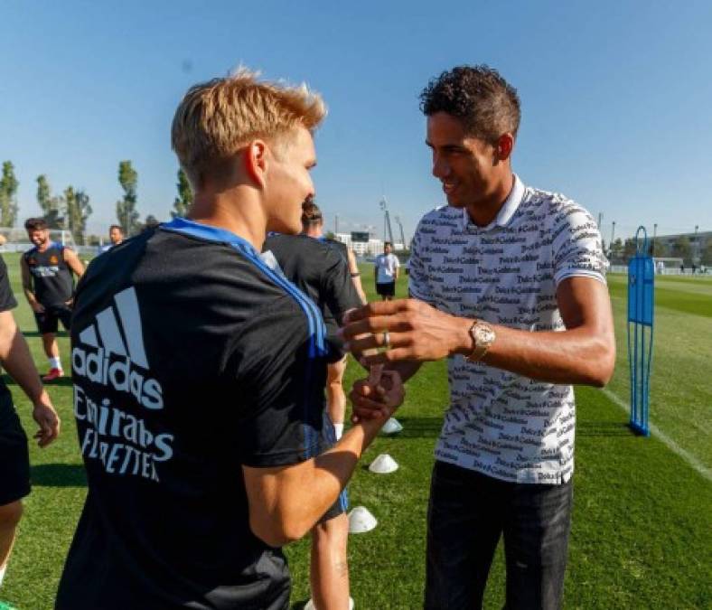 La sonrisa de Martin Odegaard con Raphael Varane al momento de decirle adiós.