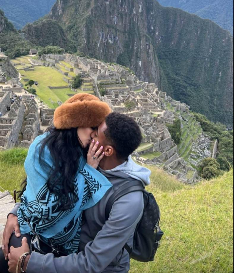 Joselinn y Choco Lozano se dieron un beso y en el fondo está el bello paisaje del santuario<b> histórico de Machu Picchu</b>