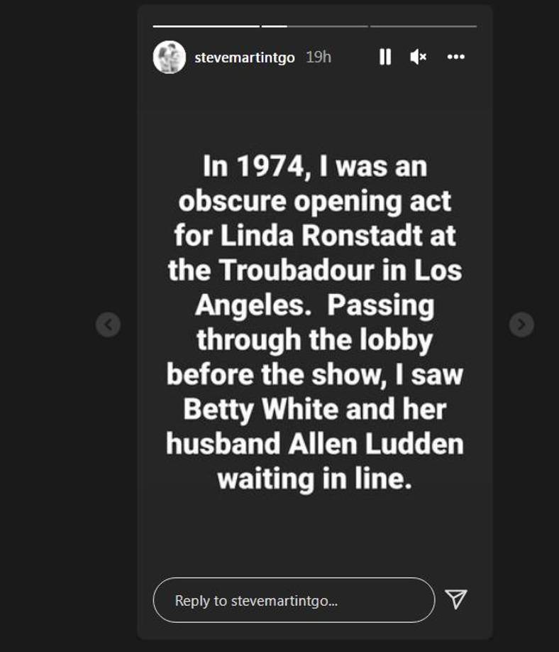 Por su parte, Steve Martin detalló una anécdota de Betty White cuando él todavía trataba de abrirse camino en el mundo del espectáculo. “En 1974, yo era un telonero desconocido de Linda Ronstadt en la sala The Troubadour de Los Ángeles. Al atravesar el lobby antes del show, vi a Betty White y a su esposo Allen Ludden esperando en la fila”, recordó.