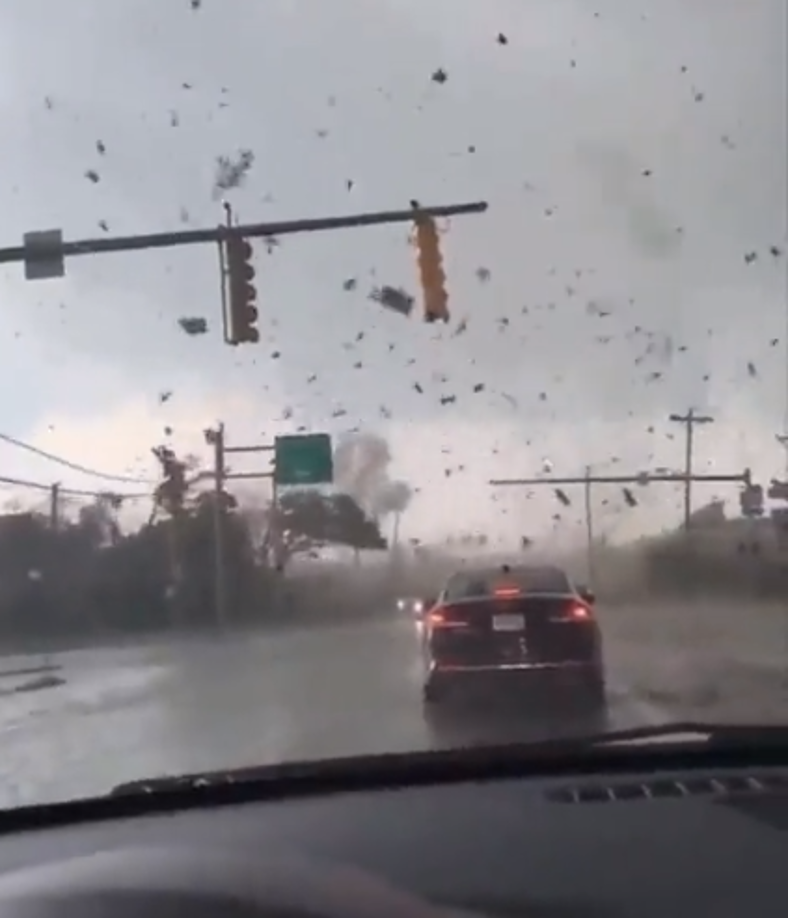 El cazador de tormentas Brian Emfinger, quien grabó imágenes aéreas con su dron en Perryton, dijo que vio un “daño significativo”, incluso en la zona industrial de la ciudad.